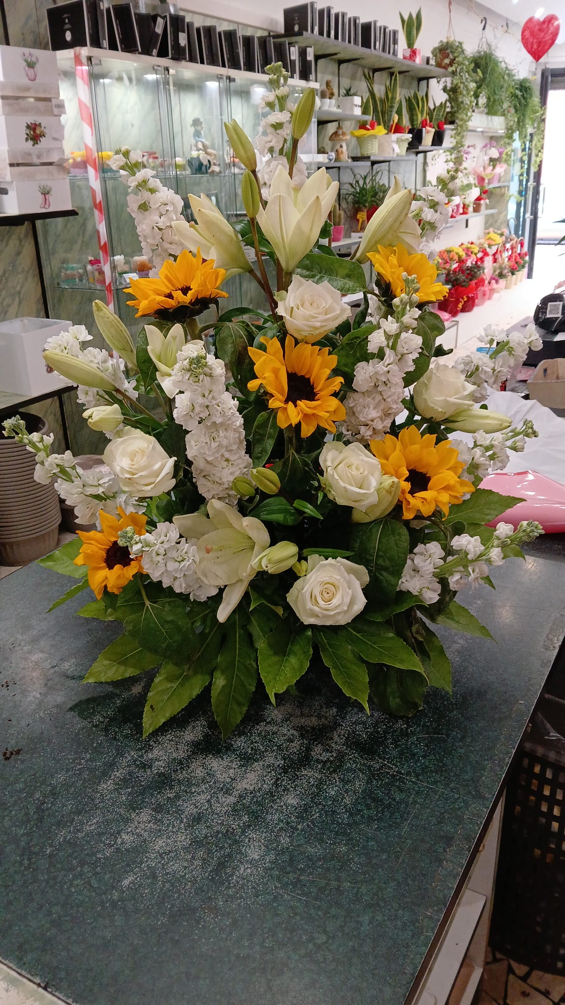 Composizione Floreale "Girasole Splendente" con Gigli e Rose Bianche