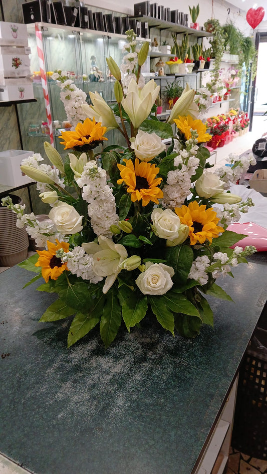 Composizione Floreale "Girasole Splendente" con Gigli e Rose Bianche