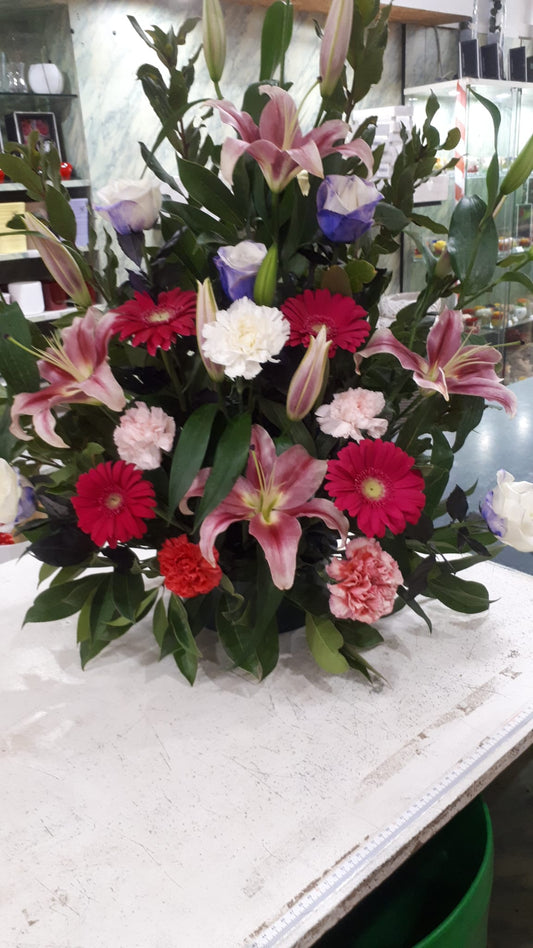 Composizione Floreale "Passione" con Gigli Rosa, Gerbere e Garofani