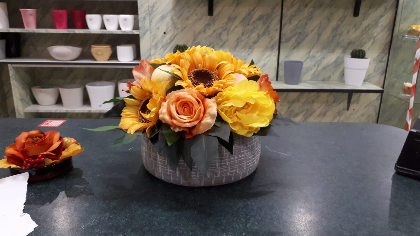 Centrotavola Autunnale con Girasoli e Rose in Vaso