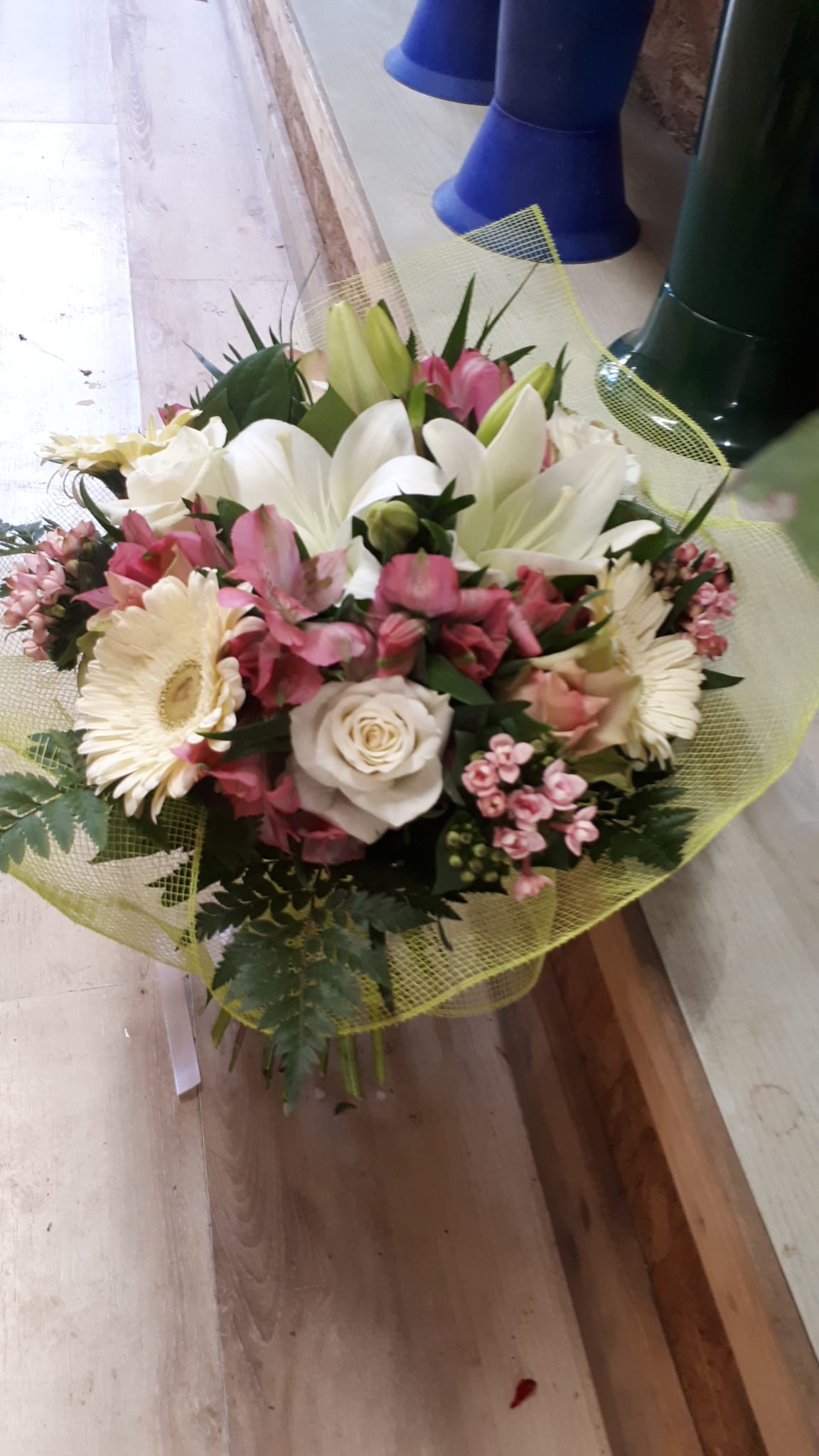 Bouquet Delicato "Armonia" con Gigli, Rose e Gerbere